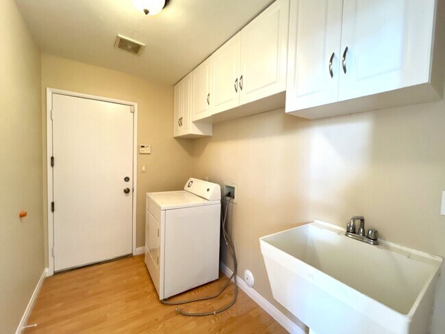 Building Photo - 4 bed, 3 bath located in Corona, CA!