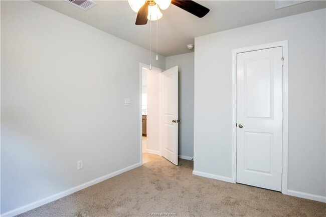 Building Photo - 883 Kickapoo Ln
