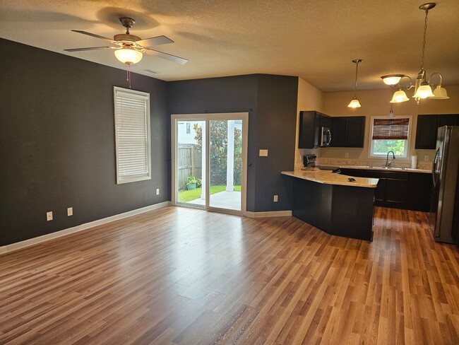 Building Photo - 3 Bedroom/2.5 Bath - Holly Ridge - The Lan...