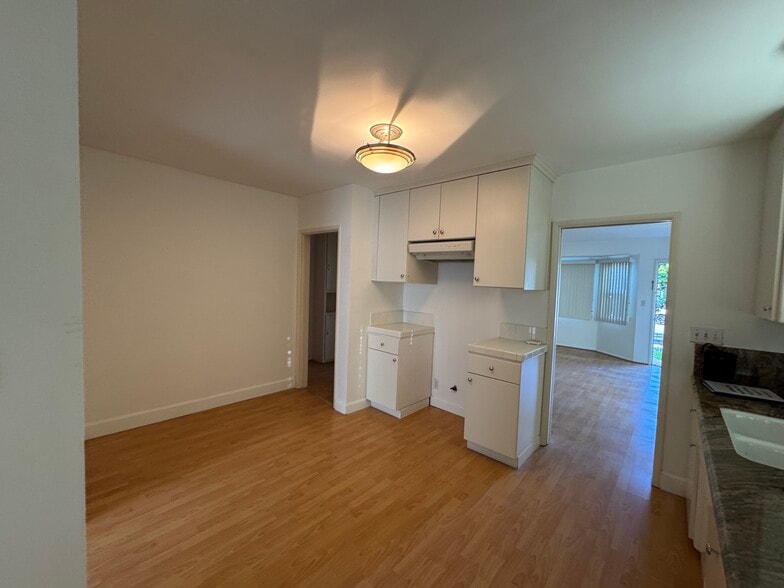 Building Photo - 11976 Walnut Ln