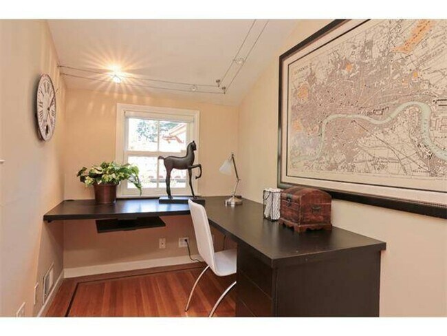 Building Photo - Gorgeous 4 Bed, 3 Bath Home in Desirable C...