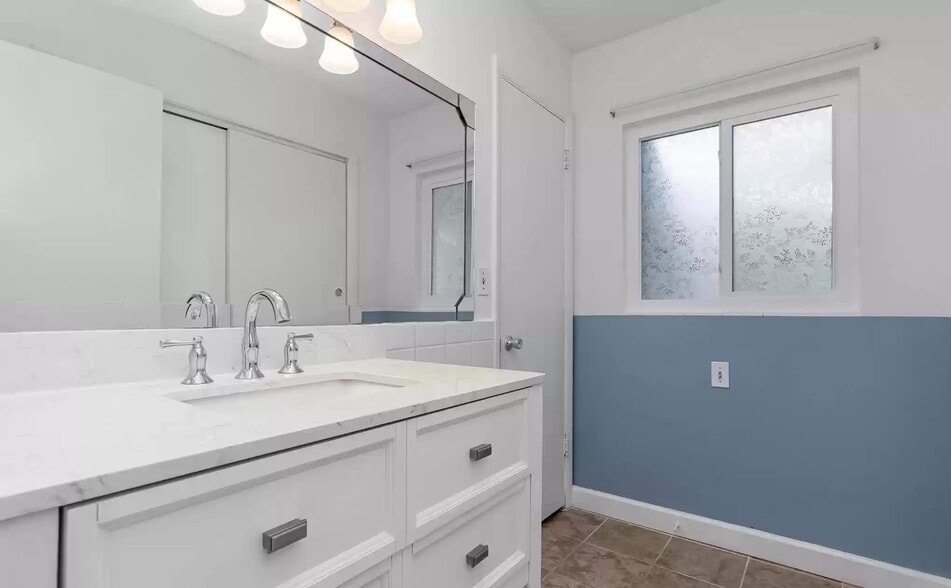 Building Photo - 282 W Laila Dr