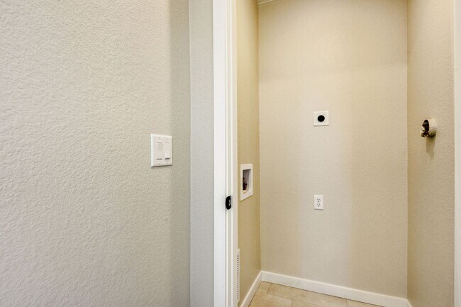 Building Photo - Brand-new residence with an ADU for rent in the highly sought-after Lyric at RidgeGate Lone Tree ...