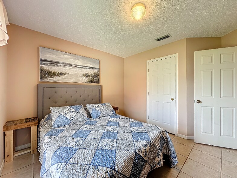 Building Photo - 2043 Eclipse Dr