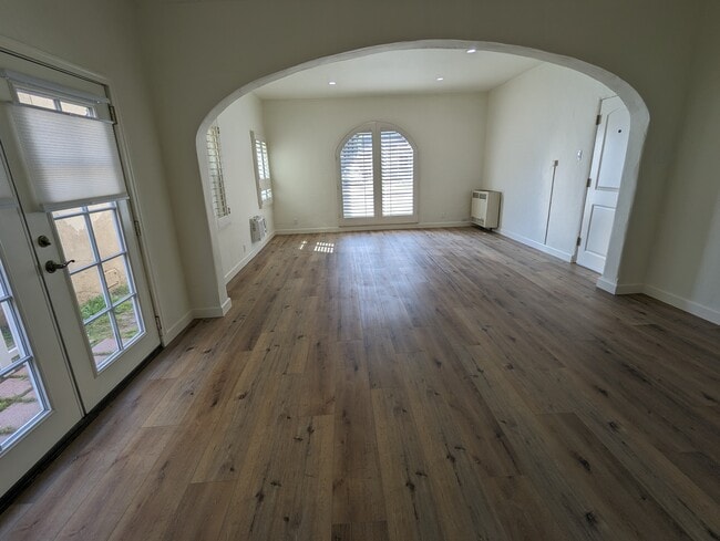 Building Photo - 452 S Oakhurst Dr