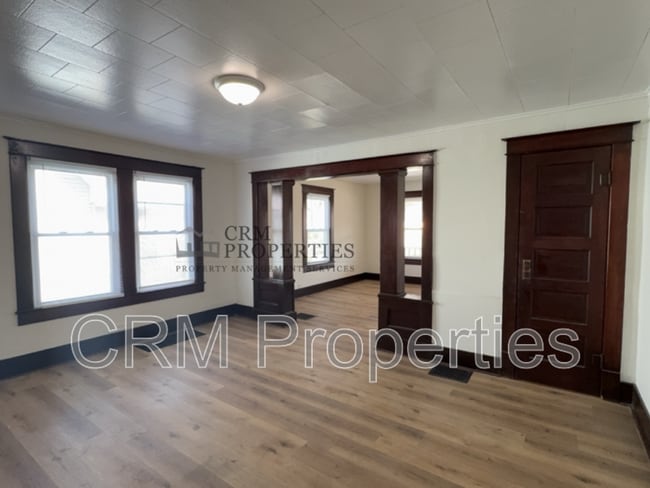 Building Photo - 718 W Monroe St