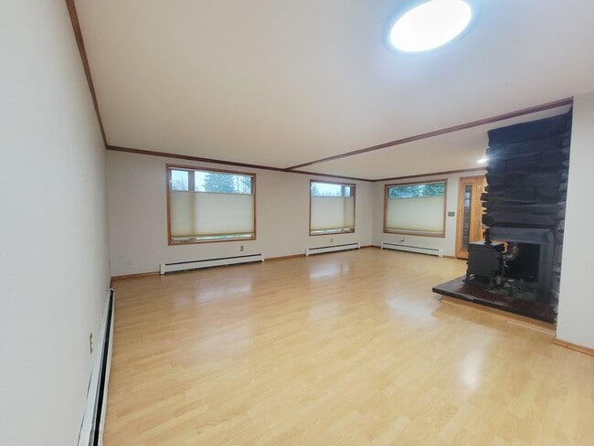 Building Photo - Spacious 3-Bedroom Home with Fenced Yard &...