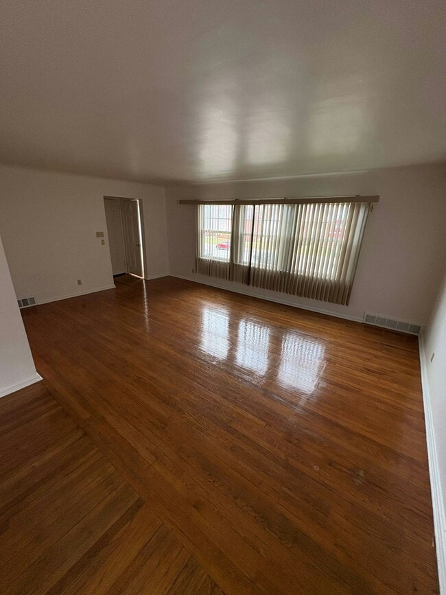 Building Photo - 13698 Cedar Rd