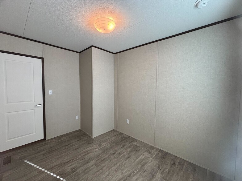 Building Photo - 204 Linda St