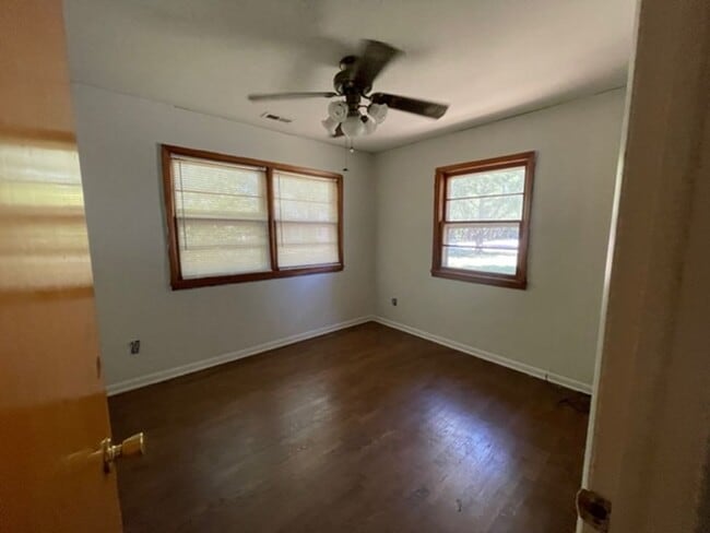 Building Photo - St. James Nice Home