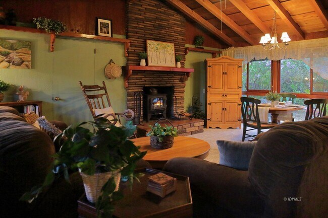 Building Photo - One Level House one mile from town close to hiking trails