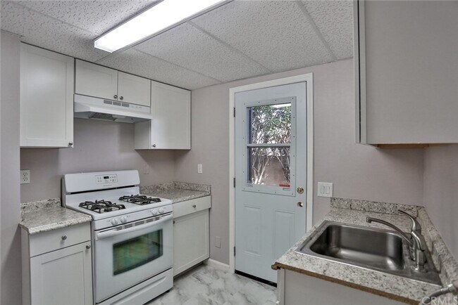 Building Photo - 16862 Coach Ln