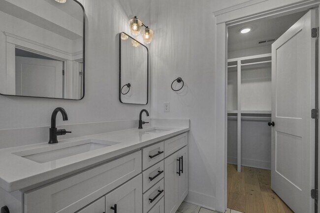 Building Photo - Available March Move In!!! Beautiful 3 Bedroom, 3.5 Bath Townhouse in East Nashville! Rooftop dec...