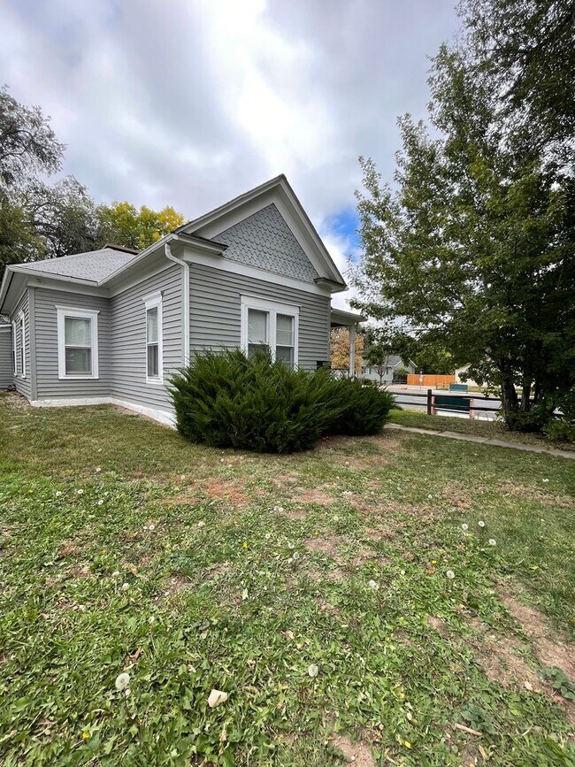 Primary Photo - 3 Bedroom rancher in desirable West Side C...