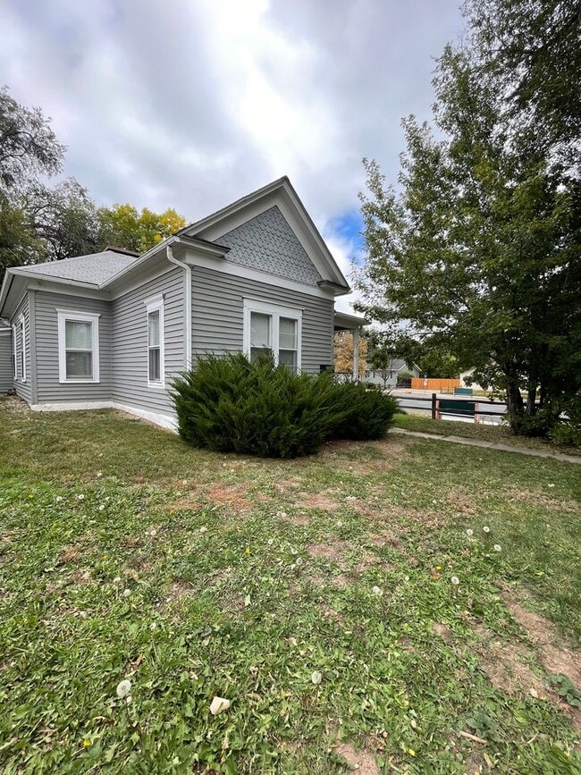 Building Photo - 402 W Dale St