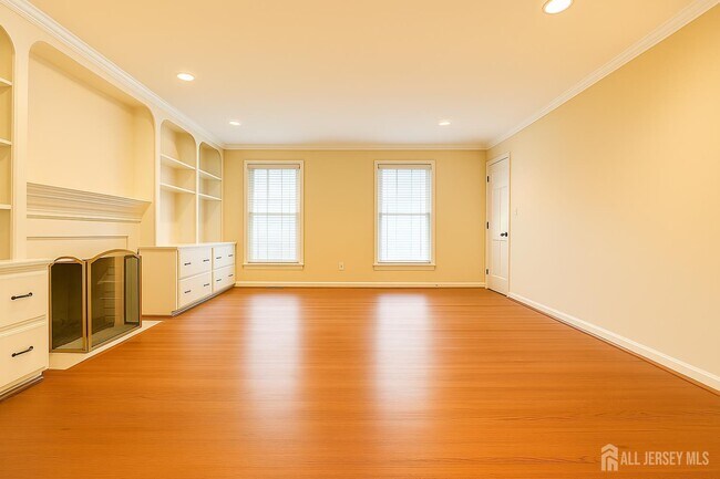 Building Photo - 19 Monterey Dr