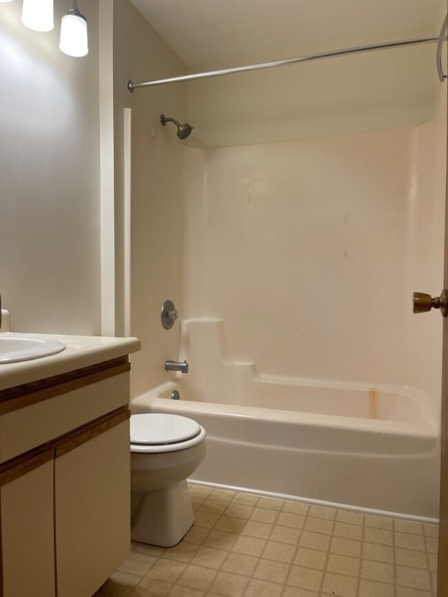 Building Photo - 350 College St