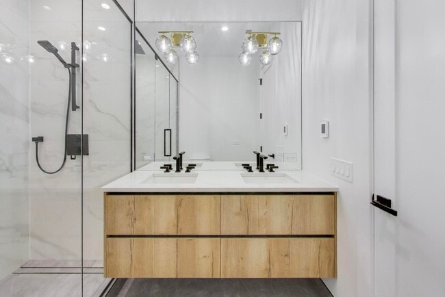 Building Photo - 2456 W Cortez St