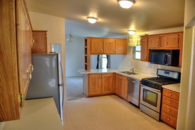 Building Photo - Roomy Dayton Three Bedroom with Oversized ...