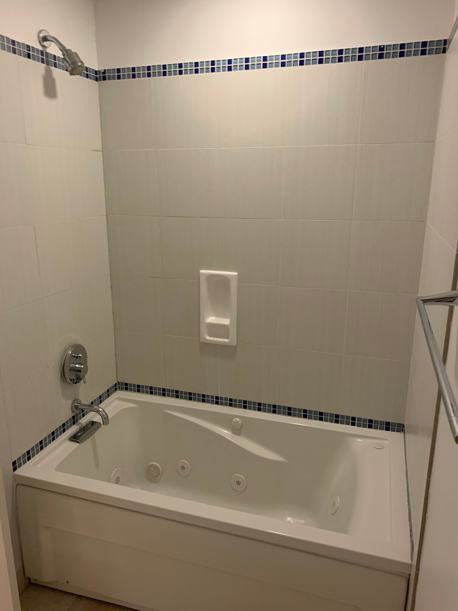Full Bath - 177 Newbury St