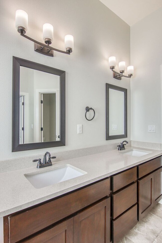 Building Photo - Beautiful East side House with 4 bed-2 baths