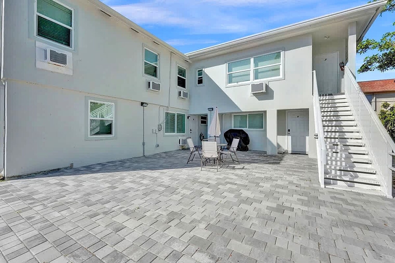 Building Photo - 906 N Riverside Dr