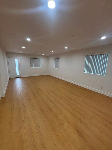 Building Photo - 5526 S Wilton Pl