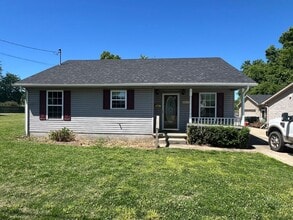 Building Photo - 3 bed 1 bath with huge backyard