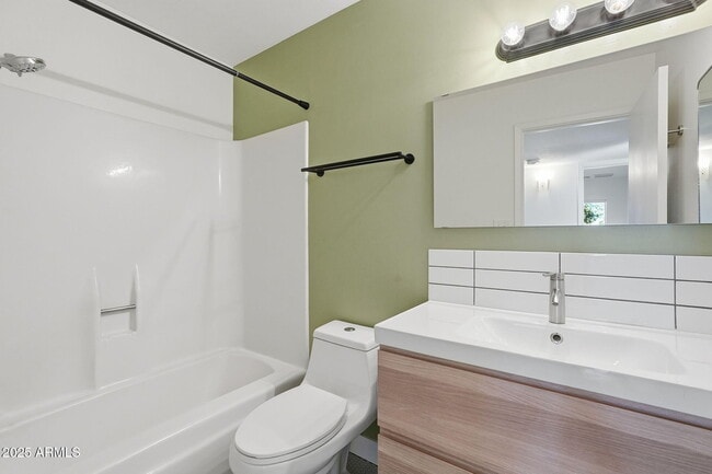 Building Photo - 1321 E Townley Ave