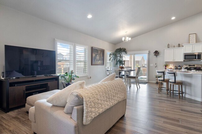 Building Photo - Gorgeous 5 Bed 3 Bath Home in North Loveland!