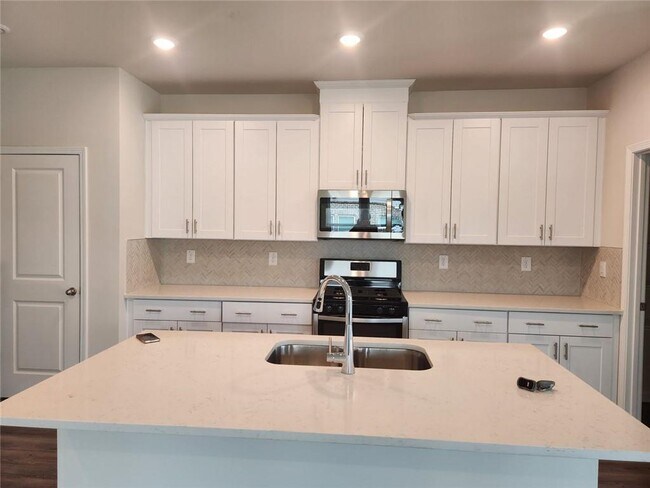 Building Photo - 1050 Sunny Lk Dr