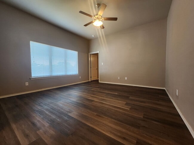 Building Photo - Beautiful 4 bedroom