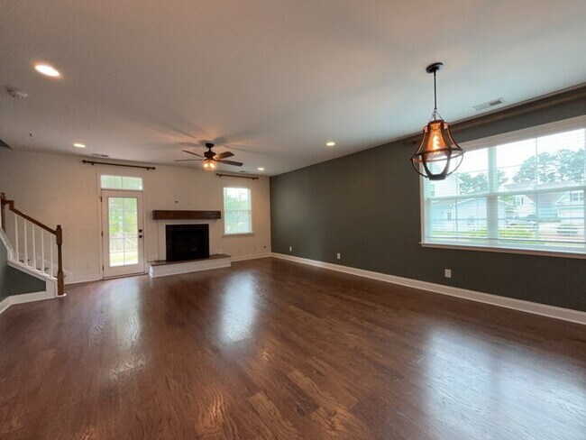 Building Photo - 373 Whispering Breeze Ln