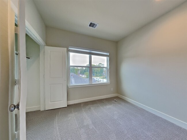 Building Photo - 2604 Mid Ln