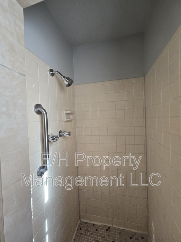 Building Photo - 526 N Martinson Ave