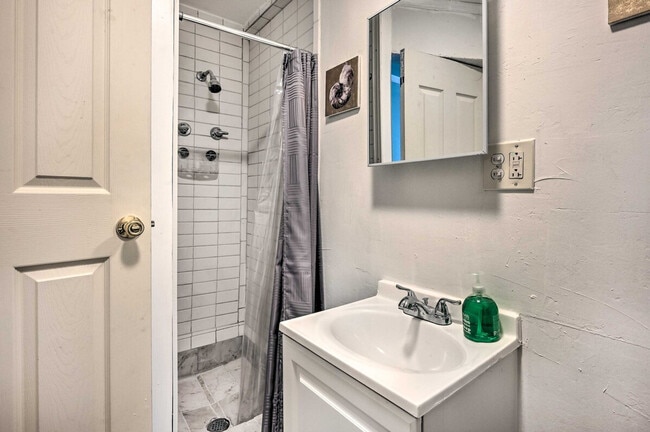 Building Photo - 7736 Sue Ellen Dr