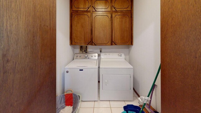 Building Photo - Fully Furnished 3 Bedroom Rental