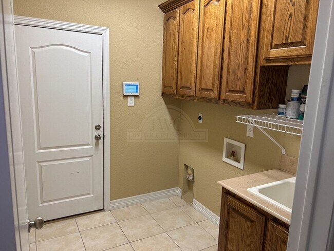 Building Photo - 203 Weeping Willow Ct