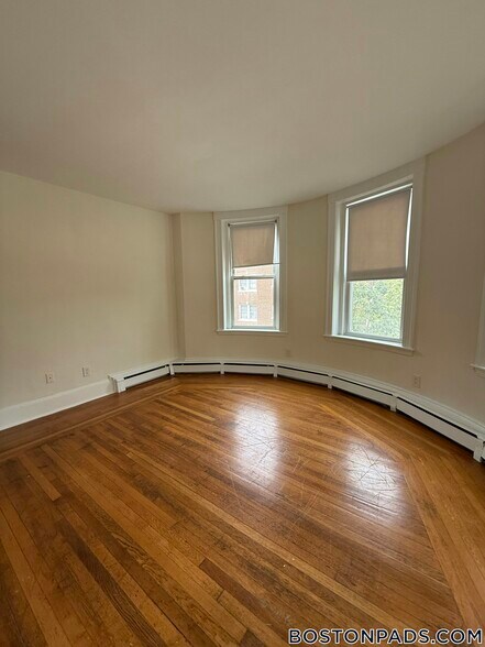 Building Photo - 1539 Beacon St