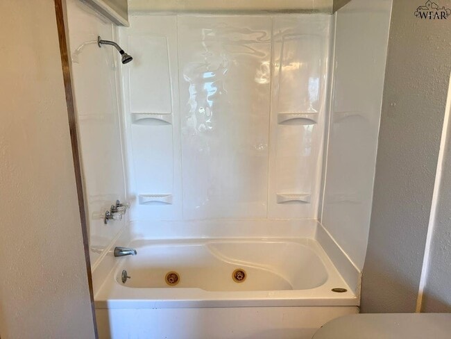 Building Photo - 314 W 6th St