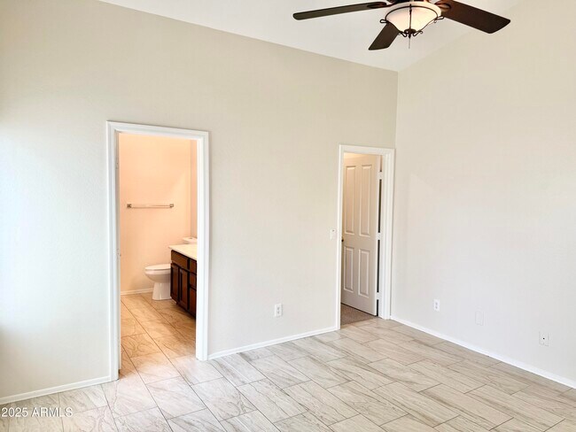 Building Photo - 13927 W Port Royale Ln
