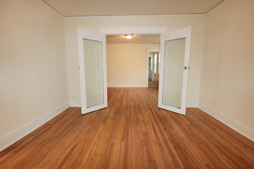 Building Photo - 146 Division St