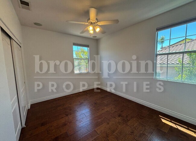 Building Photo - 637 Oak Glade Dr
