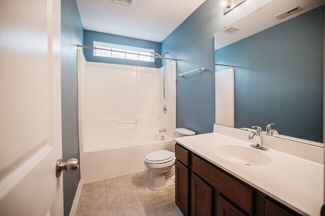 Building Photo - 4 Bed/2.5 Bath/Primary downstairs