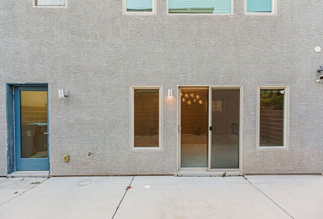 Building Photo - Rooftop Balcony