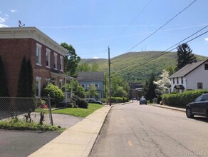 Building Photo - 12 Davis St