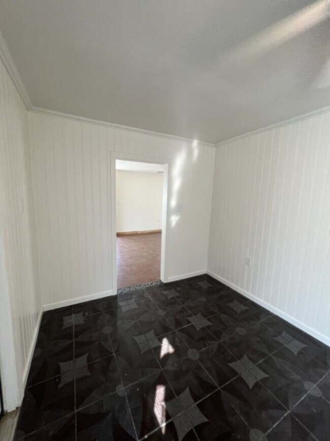 Building Photo - 1108 Wells Ave