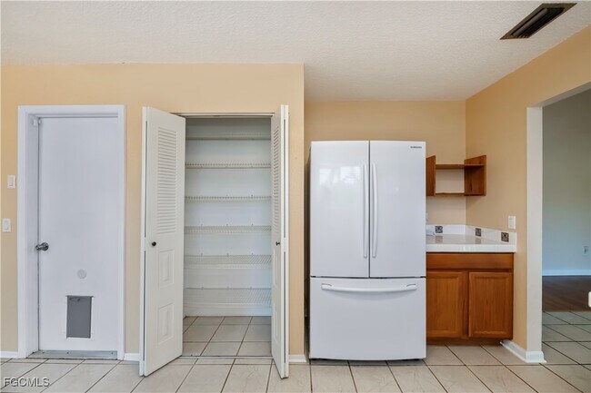 Building Photo - 4001 E Sunflower Cir