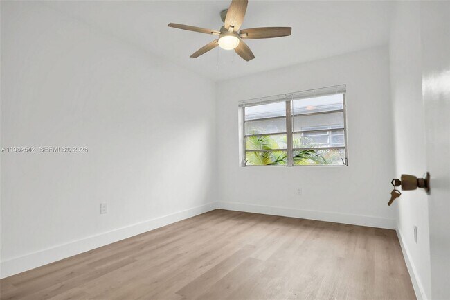 Building Photo - 4740 Pine Tree Dr