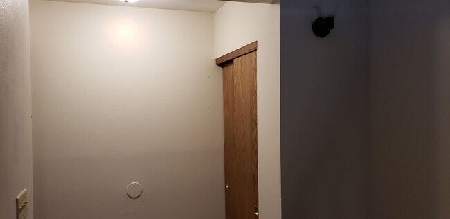 Building Photo - 3 BEDROOOM/1.5 BATH TOWNHOUSE